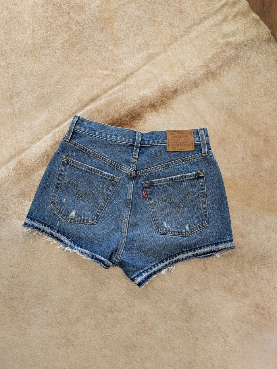 5 Button High Rise Levi Shorts Size 28