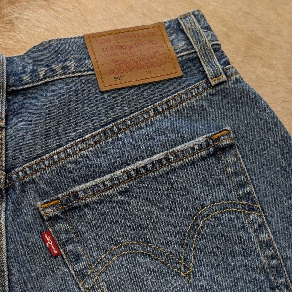 5 Button High Rise Levi Shorts Size 28